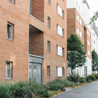 Straat met een appartementencomplex