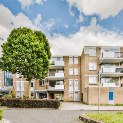 Straat met appartementencomplex