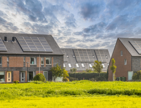 Warmtetransitie voor woningcorporaties: hoe Wcw en Wgiw keuzes over warmtenetten en all‑electric versnellen